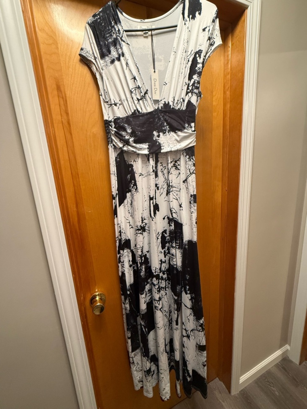 Black & White Abstract V-Neck Maxi Dress-Dress Day Brand